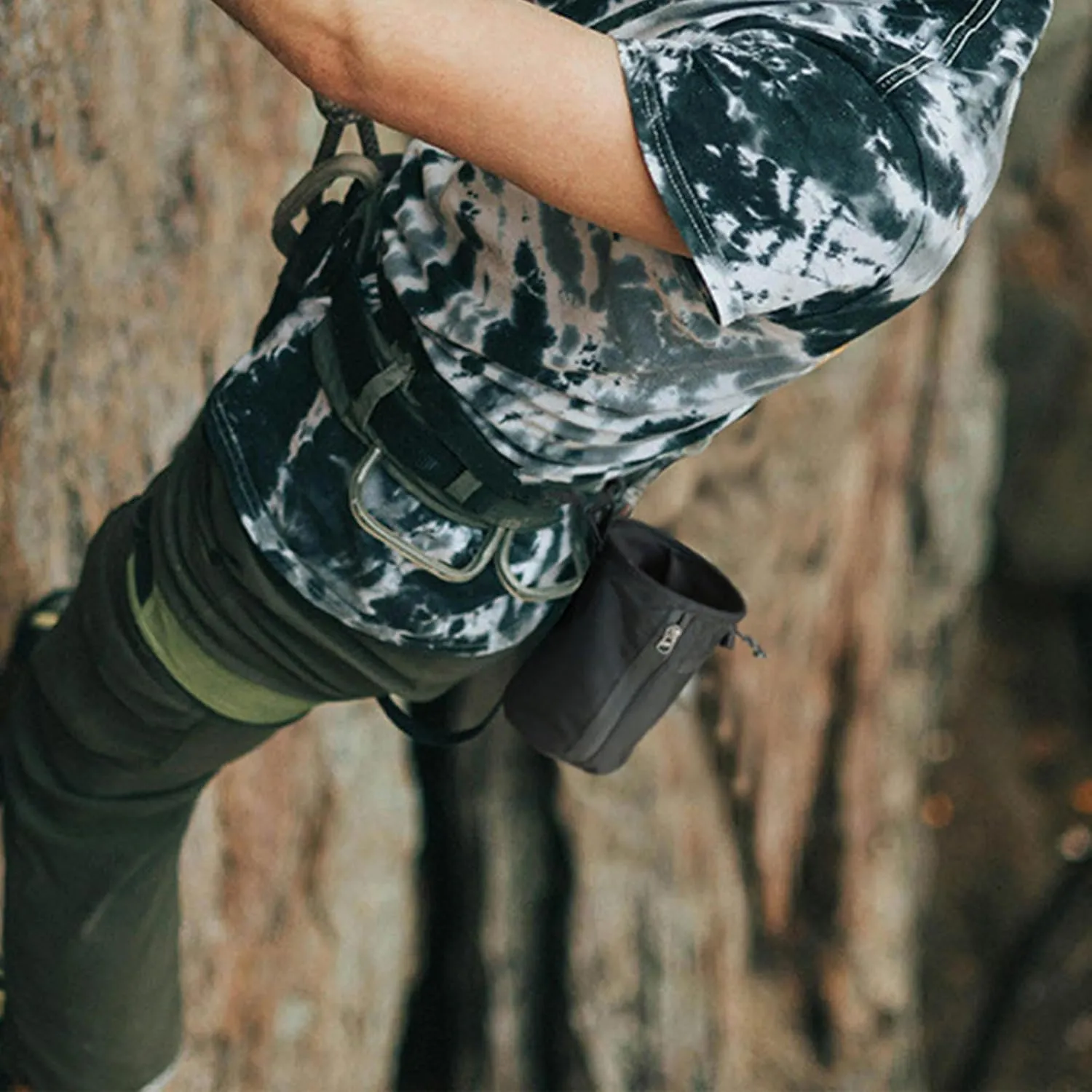 Climbing Chalk Bag with Chalk Brush Watertight Bouldering Chalk Bag Bucket Zippers Storage Pocket Drawstring Closure